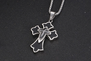 Détail du pendentif croix double couche en acier titane argenté avec insert noir mat