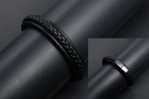 Vue détaillée du bracelet en cuir tressé pour homme avec fermoir magnétique noir
