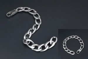 Détail macro du bracelet gourmette en argent poli avec fermoir mousqueton robuste