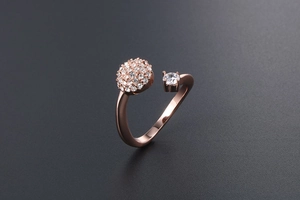 Dettaglio dell'anello in titanio oro rosa con cristalli micro-pavé e un grande zircone