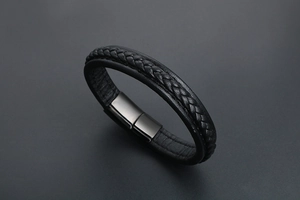 Détail du bracelet en cuir noir tressé double couche avec fermoir magnétique en acier
