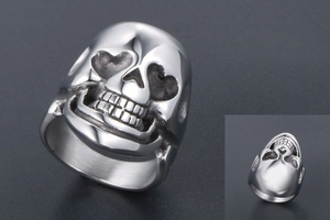 Macro detail of punk skull ring featuring heart-shaped eyes and polished steel texture