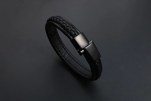 Vue détaillée d'un bracelet pour homme en cuir tressé double couche avec fermoir noir mat
