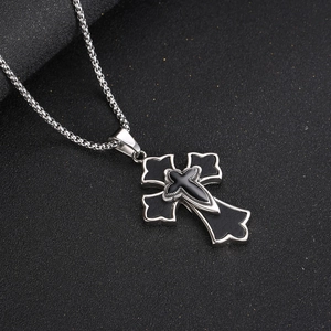 Collier croix en acier titane gothique avec texture cuir et chaîne à mailles carrées