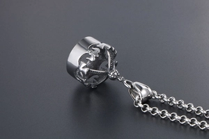 Vue détaillée du pendentif couronne vintage avec structure ajourée et grosse chaîne argentée