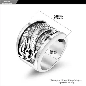 Vue détaillée du motif de dragon en relief sur une large bague en acier titane