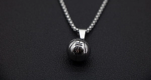 Détail macro du pendentif de basket en acier poli avec textures de lignes réalistes