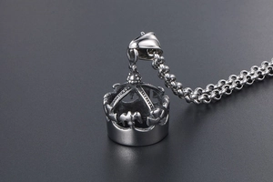 Gros plan détaillé d'un pendentif couronne en acier titane vintage au design ajouré