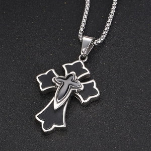 Collier avec pendentif croix en acier titane rétro avec texture cuir noir et chaîne billes
