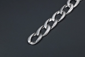 Gros plan d'un bracelet gourmette en argent poli avec finition effet miroir