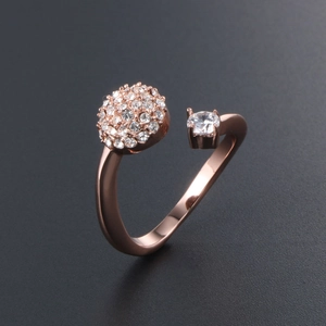 Elegante anello a grappolo in oro rosa con zirconi pavé e pietra tonda a griffe