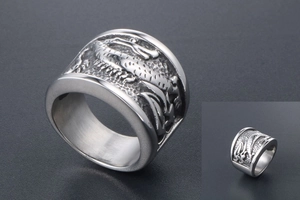 Détail du relief de dragon et nuages de bon augure sur bague en acier titane homme