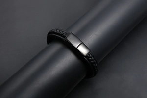 Vue détaillée du bracelet en cuir noir tressé avec fermoir magnétique en métal mat pour hommes