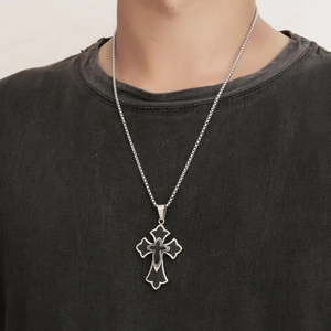 Collier croix gothique pour homme en acier titane avec insert en cuir noir sur chaîne
