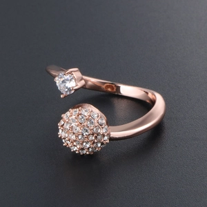 Anello aperto in titanio oro rosa con zircone tondo a griffes e sfera di piccoli cristalli