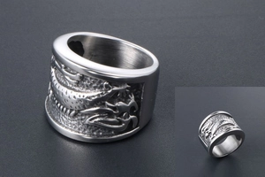 Vue détaillée du relief de dragon et motifs de totem sur la large bague en acier titane