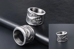 Détail macro d'une bague pour homme en acier titane avec motifs de dragon en relief