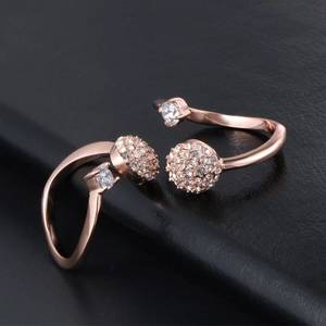 Anelli aperti in oro rosa con grappoli di fiori in zirconia su pelle nera