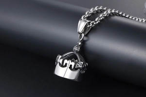 Vue macro détaillée d'un pendentif couronne vintage avec motifs découpés complexes