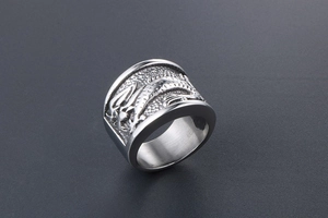 Vue macro de la bague large en acier titane avec relief de dragon et fini mat