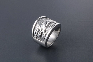 Gros plan détaillé du motif de dragon en relief et de la texture sur la bague en acier argenté