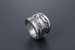 Détail du motif de dragon en relief sur une bague en acier titane vintage pour homme