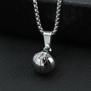 Collier avec pendentif basket en argent poli et chaîne box pour amateurs de sport