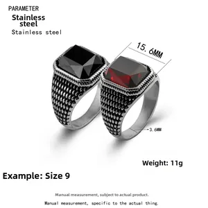Détails macro des bagues pour hommes en acier inoxydable avec rubis et onyx