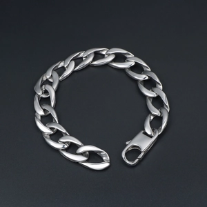 Bracelet gourmette argenté poli pour hommes avec fermoir mousqueton sur fond noir mat