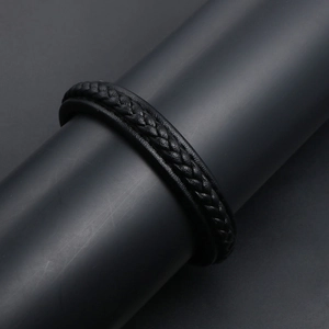 Bracelet minimaliste en cuir tressé noir et acier titane pour homme au style punk chic