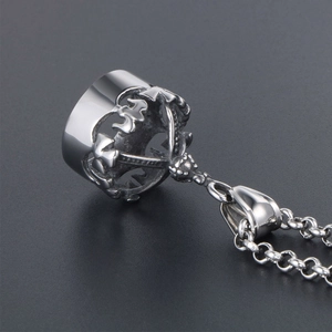 Collier rétro avec pendentif couronne évidée en acier titane argenté poli