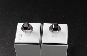 Détail de bagues rétro en acier inoxydable avec pierres précieuses carrées rouges et noires