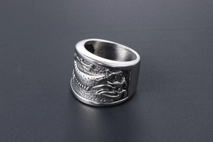 Vue détaillée d'une bague pour homme en titane avec relief de dragon et nuages de chance