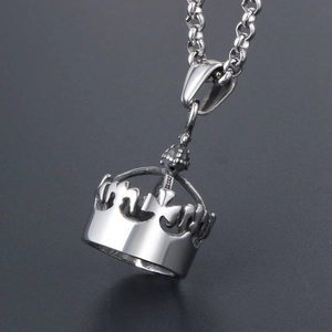 Collier avec pendentif couronne en acier inoxydable rétro et détails de croix ajourés