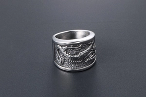 Détail du motif de dragon en relief et de la texture martelée sur cette bague pour homme