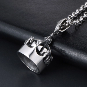 Pendentif couronne vintage en acier titane poli sur fond de cuir noir texturé