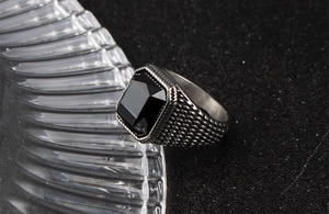 Vue détaillée d'une bague vintage pour homme avec une grande pierre noire rectangulaire