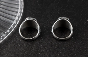 Vue macro de l'anneau en acier inoxydable argenté avec une texture gaufrée fine