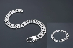 Détail d'un bracelet gourmette en acier titane argenté avec maillons en S et fermoir homard
