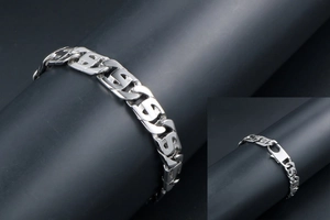 Vue détaillée du bracelet en acier argenté avec maillons en S et fermoir mousqueton