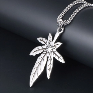 Pendentif feuille d'érable en acier titane vintage avec veines sur chaîne à maillons