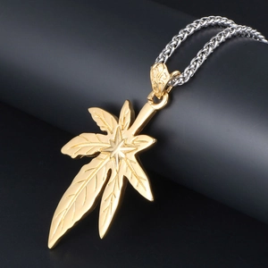 Pendentif feuille d'érable en acier titane vintage avec détails de motif d'étoile