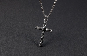 Makroaufnahme des silbernen Kreuzanhängers mit oxidiertem Finish an einer Edelstahlkette