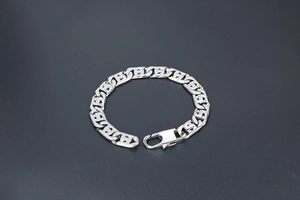 Détail des maillons en S en acier inoxydable et fermoir mousqueton du bracelet punk