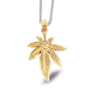 Pendentif feuille d'érable en acier titane vintage avec texture mate dorée sur chaîne