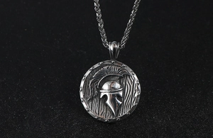 Détail du pendentif casque spartiate en acier titane argenté sur chaîne tressée