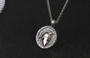 Vue macro d'un pendentif casque spartiate rétro avec finition argent antique et chaîne