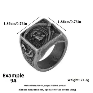 Détail de la bague gothique faucheuse avec largeur de 1,86 cm et poids de 23,2 g