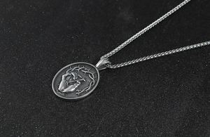 Vue détaillée du pendentif gothique en acier titane avec anneau d'épines et clous