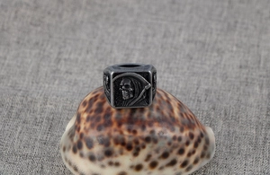 Gros plan sur la bague tête de mort faucheuse vintage avec texture gothique